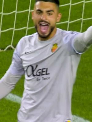 A post by @realmallorcaoficial on TikTok caption: Una muralla llamada Leo Román