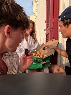 A post by @akaluuk on TikTok caption: Deze ASMR met Stan, Rhodé en @New York Pizza overtreft mijn vorige pogingen 💖  #itsthedough #newyorkpizzaitalie #newyorkpizza advertentie