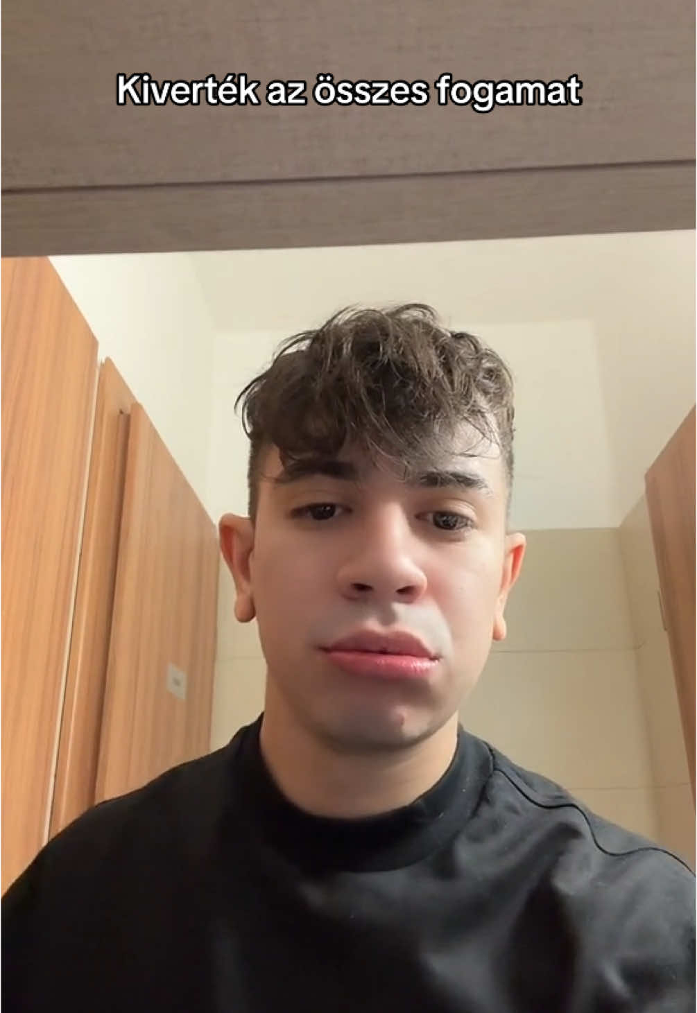 A post by @thekaszasimreofficial on TikTok caption: Nincs alul fogam 😩 IG:thekaszasimre #fyp #foryoupagе #nekedbelegyen #foryouu 