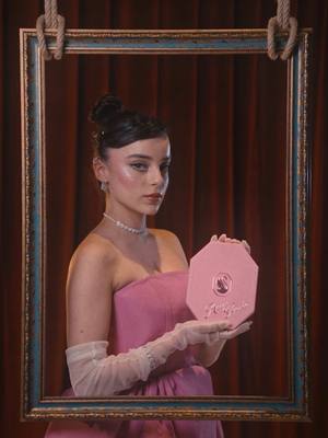A post by @semiraminta on TikTok caption: Swarovski’nin yeni koleksiyonunda "zarafet ve zamansız şıklık" bir arada! Ariana Grande x Swarovski mücevherleriyle Old Hollywood havasını modern dokunuşlarla yakalayın. 🌟💎 @Swarovski #işbirliği 