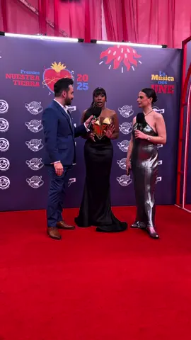 A post by @karensevillano7 on TikTok caption: Estuve como presentadora de la alfombra roja de los premios nuestra tierra y me siento  emocionada y agradecida de ser parte de esto tan maravilloso. Estar rodeada de personas tan talentosas que, desde distintos caminos, están soñando en grande y cumpliéndolo, es simplemente inspirador. Me siento afortunada por cada oportunidad que la vida me da y la aprovechó al máximo.  Gracias sobre todo a los que siempre han creído en mí ¡Aquí estoy! Con el alma llena, los pies en la tierra y los sueños en alto.🥹🙋🏾‍♀️❤️👑