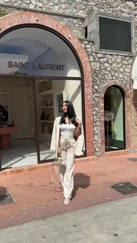 A post by @bianca.ana.maria__ on TikTok caption: #italy🇮🇹 #capri 