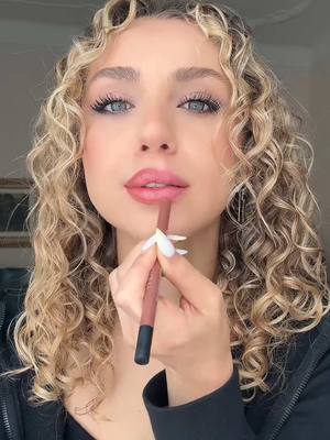 A post by @carlottafiasella on TikTok caption: Bottino al mercato+ terza seduta dalla psico e make-up intatto💪🏻😎💕