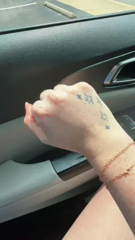 A post by @trisnunemann on TikTok caption: So cute #newnails #freshset #spring #foryou #mom 