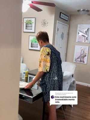 A post by @jonasymikeoficial on TikTok caption: Respuesta a @mariofalcon1873 dice la gente que nuestro amor ya no tiene arreglo 🙂 #fyp #foryoupage #fypシ #parati #couple #couplegoals #relationship #marriage #marriedlife #love #cooking #foodtiktok #comida #viral #viralvideo #viraltiktok 