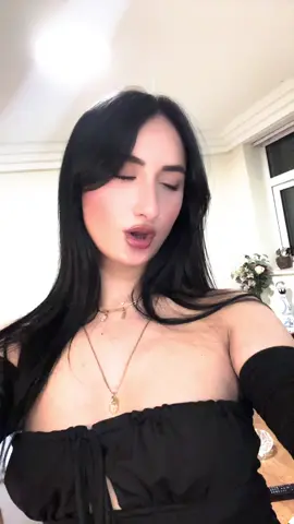 A post by @sarasabatelli on TikTok