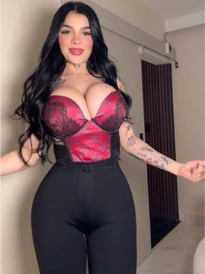 A post by @karelyruizoficial01 on TikTok caption: Un bombón suculento 💗😍 #parati #viral #fakebody #fyp #karelyruiz #paratiiiiiiiiiiiiiiiiiiiiiiiiiiiiiii #mamasita #bombonsuculento 💗