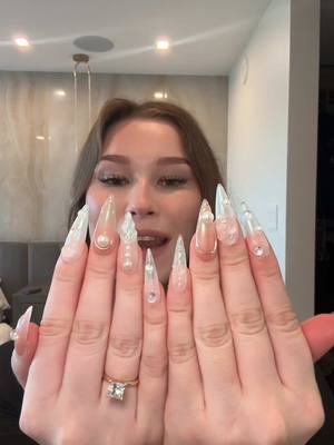 A post by @sondra_blust on TikTok caption: Nuevas uñas por fin 😍