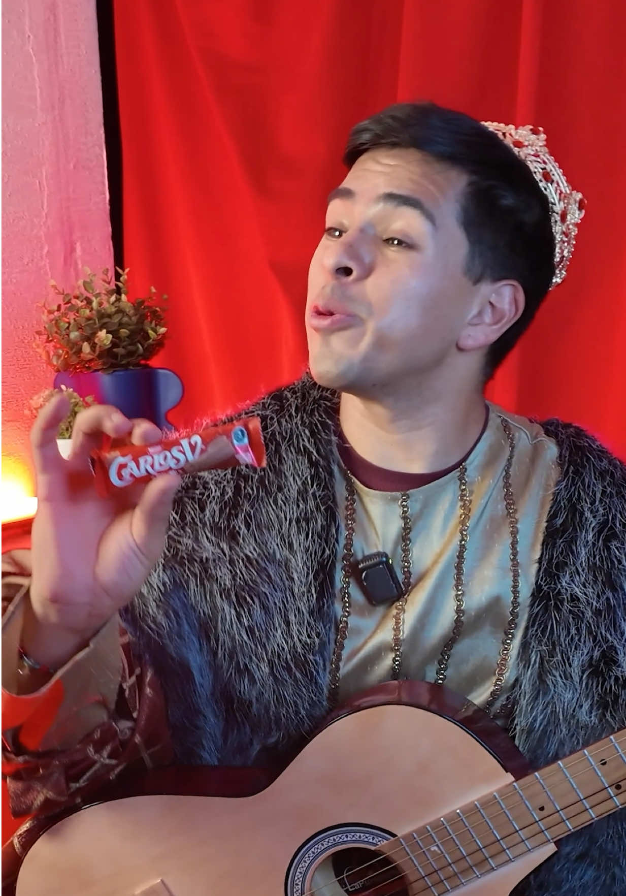 A post by @esen_alva on TikTok caption: El show debe continuar 👑🍫 #NuevaImagen  #CarlosVElChocolateDeReyes #Publicidad 