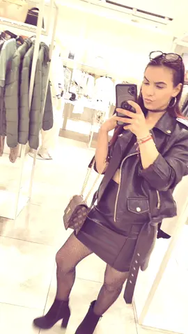 A post by @sofyasofy7 on TikTok caption: #fyy💋😍 