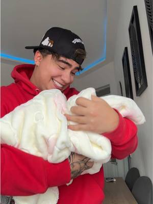 A post by @christianfabiannn on TikTok caption: Ella es nuestra hija 🩷 @Nicole Bernal ✨✨ #parati 