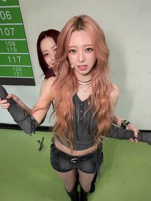 A post by @itzyofficial on TikTok caption: (ฅ^•.•^ฅ) #ITZY #MIDZY  #RYUJIN #류진  #YUNA #유나