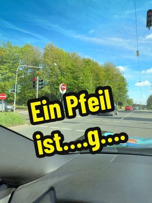 A post by @verkehrsguru_official on TikTok caption: Achte auf diesen grünen Pfeil #theorieprüfung #tipps #lernen #fahrprüfung #autofahren 