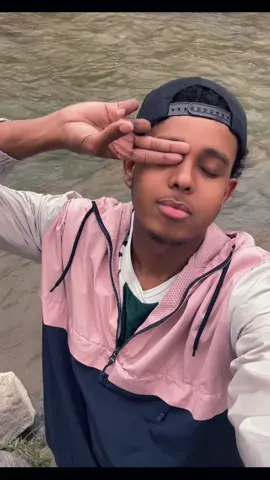 A post by @ on TikTok caption: Jawi 💆🏾‍♂️ #fyp #foryoupage❤️❤️ #somalitiktok #somali #fypdong #canada_life🇨🇦 #toronto #xamar #ciyaalxamar #tiktoksomalia #viral_video #muqdisho #trendingvideo #fördig #likе #somaliproud #tiktoksomali #xyzabc #foruyou #CapCut 