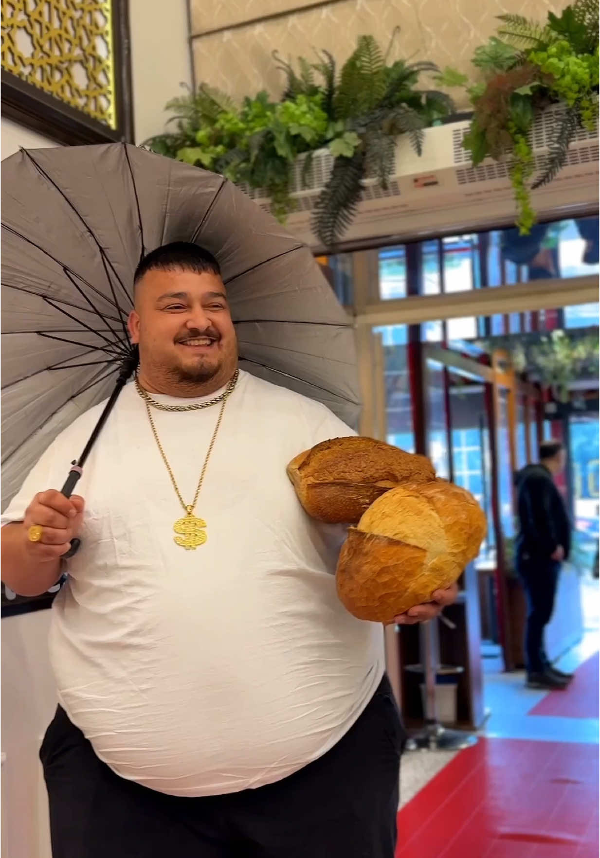 A post by @yasincengiz38 on TikTok caption: EKMEĞİMİ SON ANDA UNUTUYORDUM ? 😅🤣 @Himmet polat @Agababadoner #işbirliğideğildir #dance #skibidopdopdopdop #skibidance #bygöbekshow #dansshow #skibidichallenge #göbekshow #almanyadakitürkler #dans #yasincengiz #turkiyem #yasindance #turkishkebab #arabicfood #bestrestaurants #bestfood #istanbulrestaurant #eniyirestaurant #ağababadöner #tiktokindia #göbeksallayanadam #etdöner #ekmekarası #döner #donerkebab #eğlence #yollukdöner