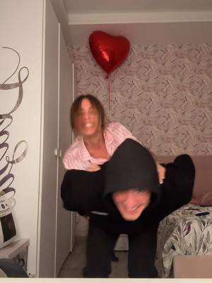 A post by @letiziapone_ on TikTok caption: L’ha voluto fare 10 mila volte come i bambini.