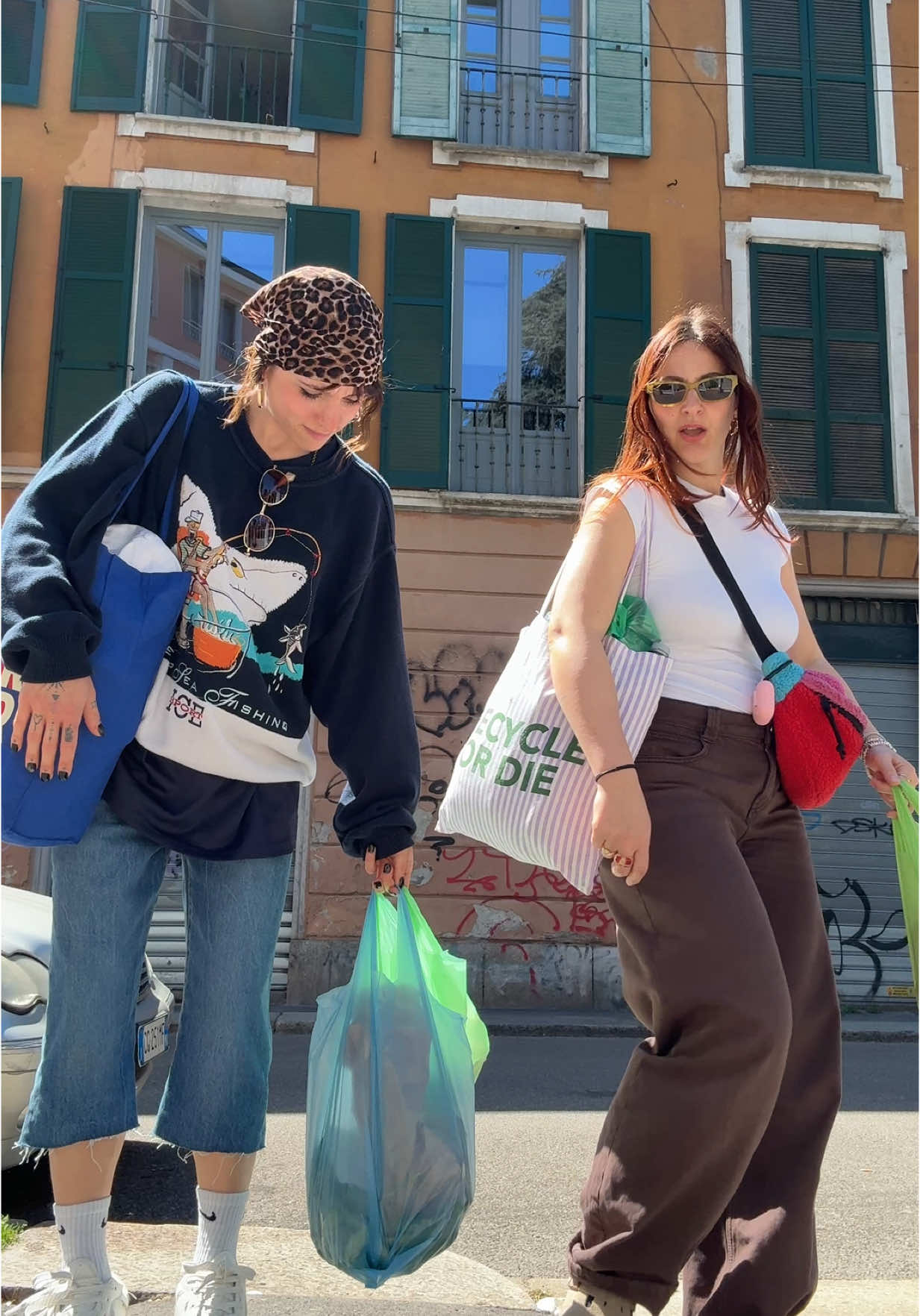 A post by @angelinamango__ on TikTok caption: che bello il mercato maronn @hennamusica 