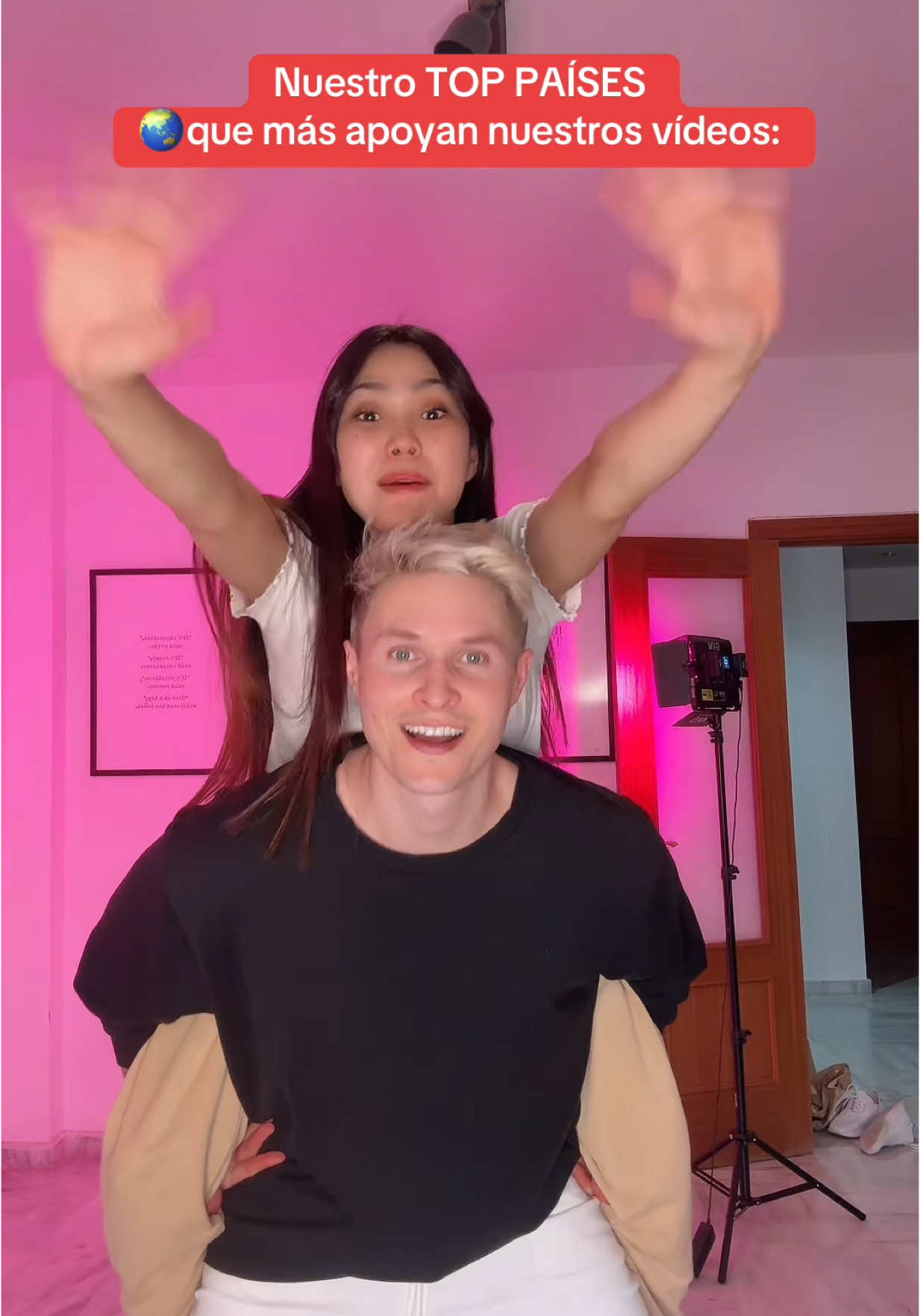 A post by @skyandtami on TikTok caption: Y tu de donde nos ves? 😋 Os queremos ❤️