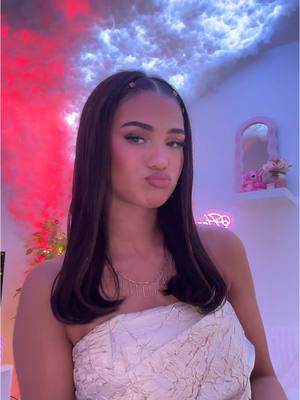 A post by @hanaeniceee on TikTok caption: On valide la coiffure ? 😻
