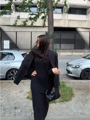 A post by @hanaeniceee on TikTok caption: Qui va au concert de jul ? 🏟️