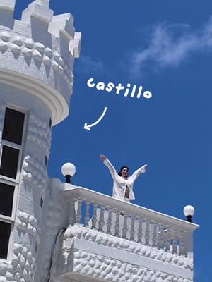 A post by @isabeladelgadou on TikTok caption: (Pt. 16) Dormí en un castillo 😱 y esta fue mi experiencia 😮… es el hotel Le Castel Blanc y está ubicado en la Isla de San Andrés, Colombia #lavidanoesaesthetic #isabeladelgadou #hotel #viajes 