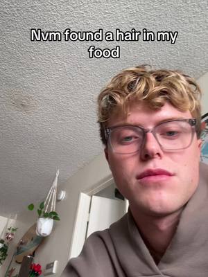 A post by @whiteboyonthebeat on TikTok caption: #Stitch with @Hi 