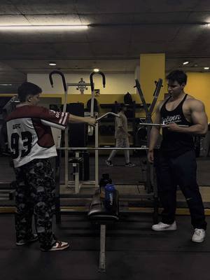 A post by @axelmguerra on TikTok caption: Yo todos los lunes  #gymtok #fitness #fyp #gym #fitnessmotivation #aesthetic 