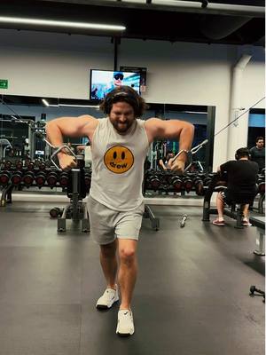 A post by @edvilard on TikTok caption: g g! (Ahí vamos!💪🏻) . . . #fyp #gym #belanova #porti #fitness #fitcheck #chestworkout #hugs #motivation #progress #men 