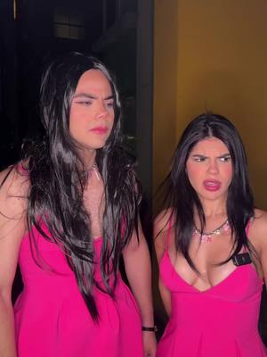 A post by @marianamiamorch on TikTok caption: Por qué nos miran tanto? @Manuel Avila 