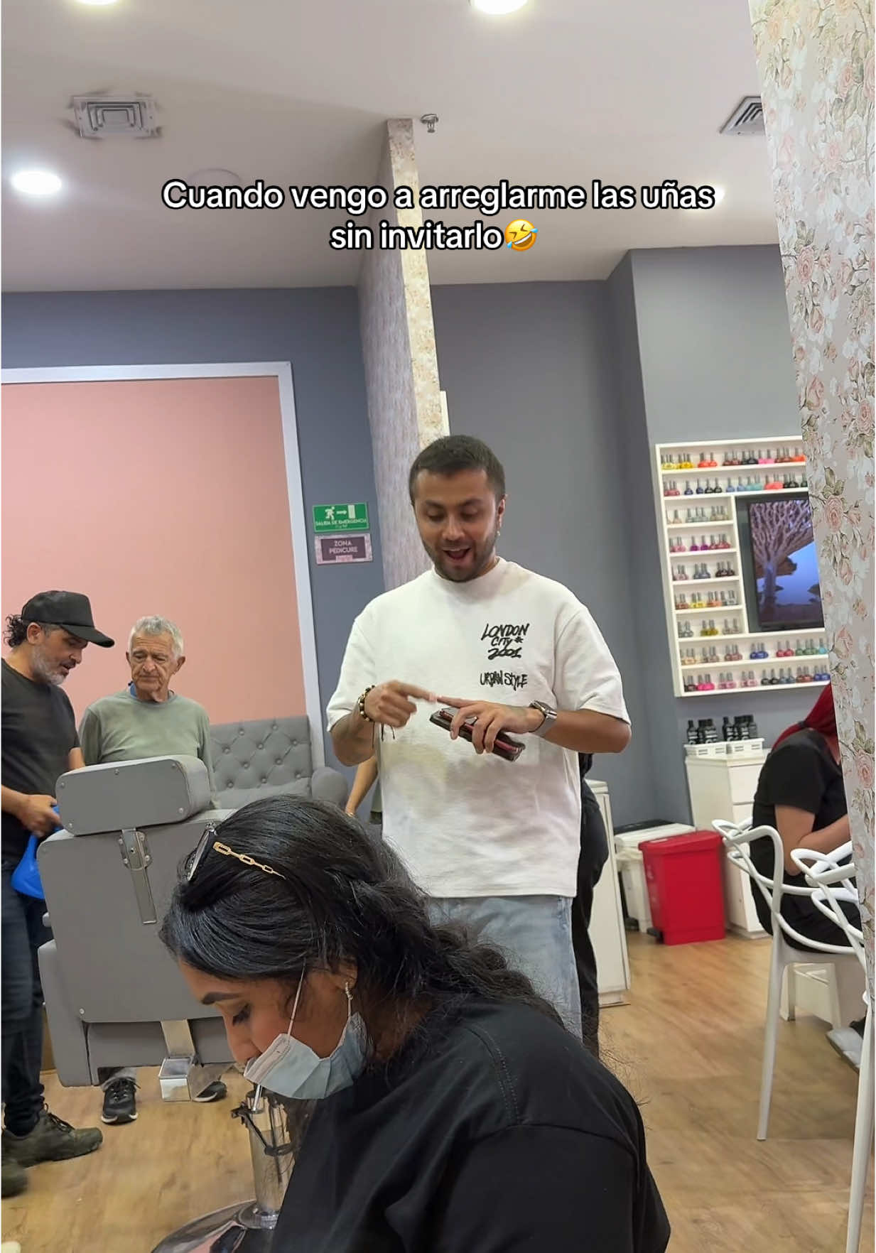 A post by @oficialcara_ on TikTok caption: Nooooo la P0lichiaAaa noooo🤣🫢 @Jake Castro 
