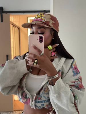 A post by @larahdws on TikTok caption: 🤝🏽