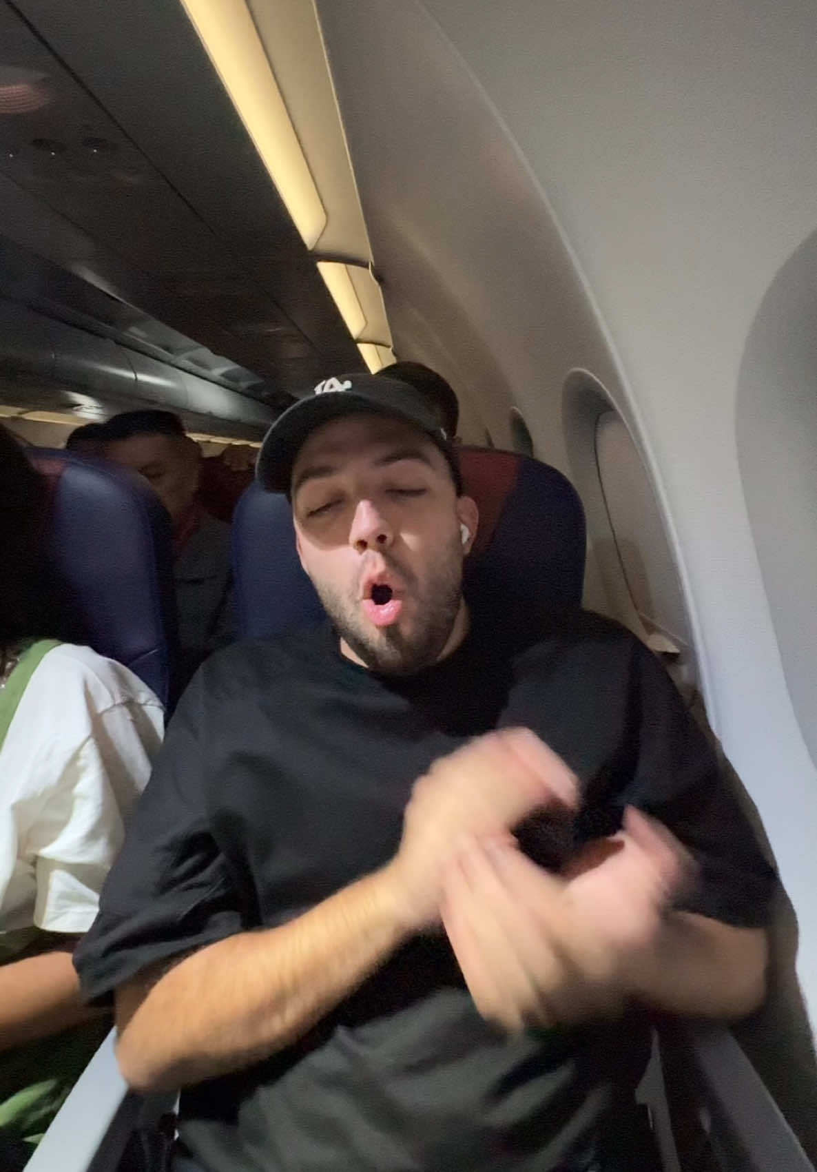 A post by @lucasranngel on TikTok caption: quem perder tem que aplaudir quando o avião pousar