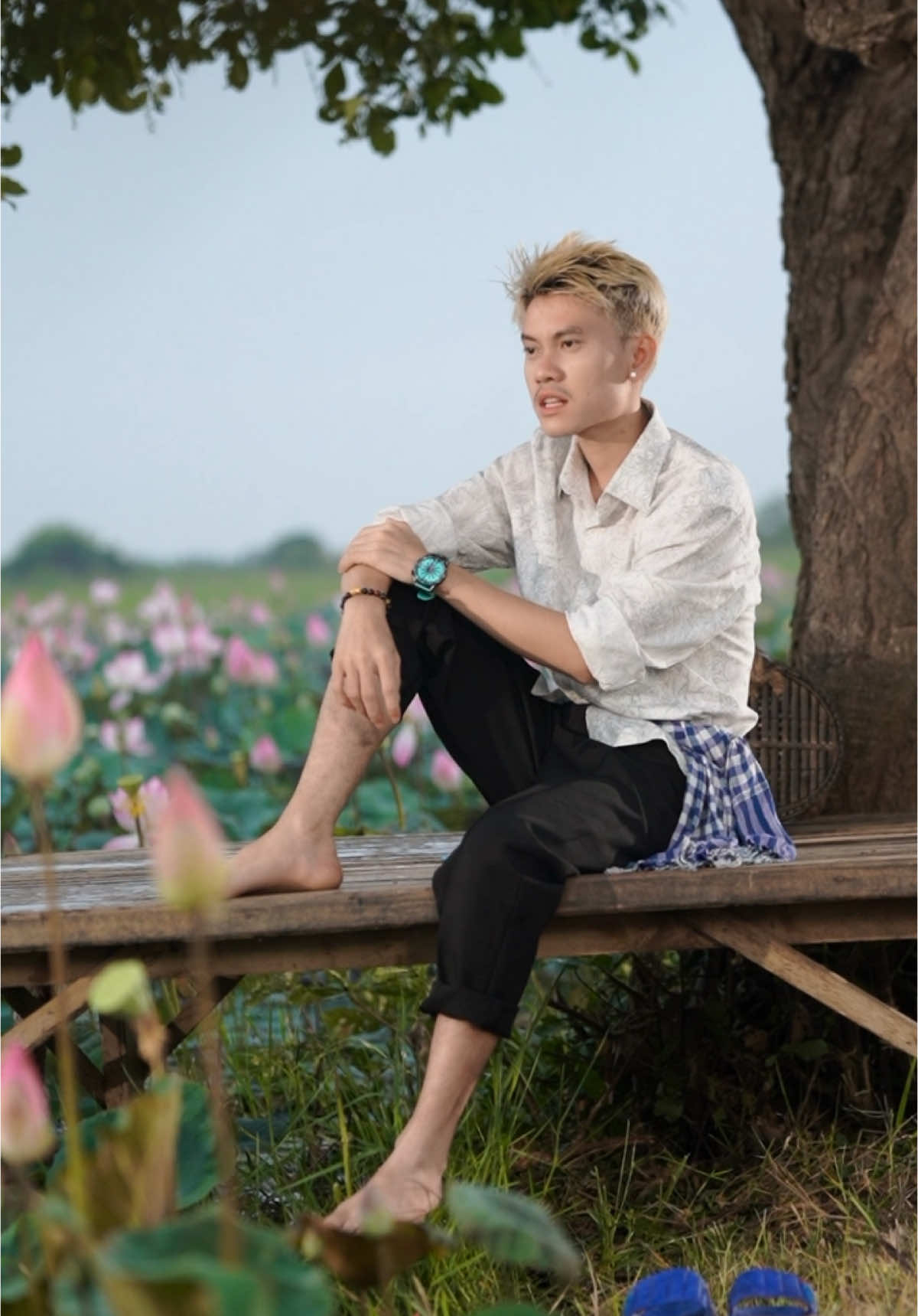 A post by @ndv171 on TikTok caption: គេជាអ្នកណា 💔#នាងដាវីន#គេជាអ្នកណា 