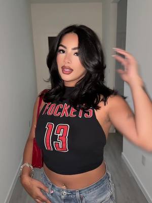 A post by @fabianahdz on TikTok caption: Fit + hair >>> #outside 