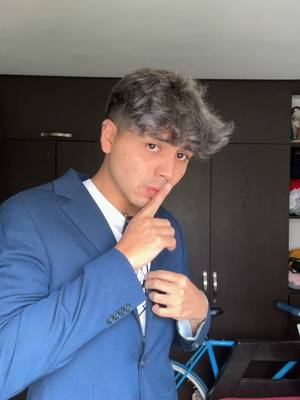A post by @soybans on TikTok caption: Fui el más código de vestimenta estoy seguro #parati #foryou #foryoupage #xyzbca #fyp 