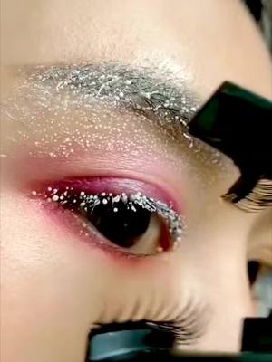A post by @lashviewstore on TikTok caption: #eyemakeup #eyelashes 