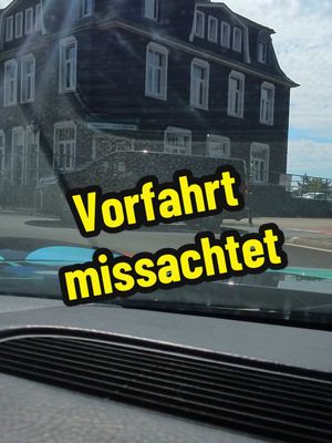 A post by @verkehrsguru_official on TikTok caption: Da hat er uns saftig die Vorfahrt genommen #theorieprüfung #fahrprüfung #autofahren #tipps #spaß 