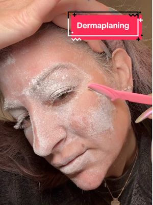 A post by @poopiblh on TikTok caption: Je fais mon dermaplaning avec le spray détecteur de poils et duvets !! Et je suis choquée par le résultat 🤭✨huile @Olehenriksen et acide hyaluronique @L’Oréal Paris #beauty #dermaplaning #poils #hair #spray #SkinCare #beautyhack #hack #glow #humour 