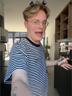 A post by @duncantromp on TikTok caption: Wie komt op ijskoffiedate? #nescafe #advertentie #ijskoffiedaten