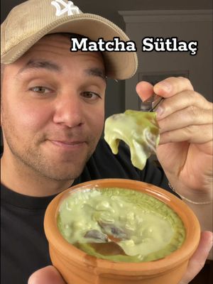 A post by @batuhanbayir on TikTok caption: Matcha sütlaç olmuş mu??💯👨‍🍳💚 Malzemeler; •1 çay bardağı pirinç ( yıkanmış) •2 su bardağı su •1 litre süt  •1 su bardağı toz şeker •3 yemek kaşığı nişasta •1 yemek kaşığı matcha tozu •1 paket şekerli vanilin •1 çay bardağı süt Yapılışı; Pirinci güzelce yıkayıp süzün. Tencereye alın, üzerine 2 su bardağı su ekleyin ve pirinçler yumuşayana kadar kısık ateşte pişirin. (Suyunu çekip lapa gibi olacak) Pirinçler suyunu çekince 1 litre sütü ve şekeri ekleyin. Orta ateşte karıştırarak kaynamasını bekleyin. Kaynayıp pirinçler piştikten sonra nişasta, matcha ve vanilini süt ile karıştırıp ilave edin. Sütlaç hafif koyulaşınca altını kapatın. Karışımı fırın kaplarına paylaştırın. Tepsiye dizin ve tepsinin içine kaselerin yarısına kadar gelecek şekilde sıcak su ekleyin. Önceden ısıtılmış 200°C fırında üzerleri kızarana kadar pişirin. Fırından çıkan sütlaçları oda sıcaklığında soğuttuktan sonra buzdolabına alın. #batuhanbayır #sütlaç #matcha 