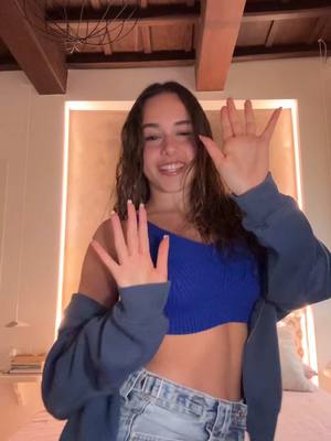 A post by @giuliaabizzarri on TikTok caption: dai vieni a farlo con me 😘