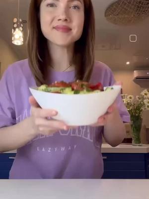 A post by @recepti_wow on TikTok caption: Закуска к шашлыку 😋 Ингредиенты: Огурцы 700 гр Помидоры 500 гр Петрушка, укроп Чеснок 5 зубчиков Соль 1 ч.л Сахар 1 ч.л Черный молотый перец по вкусу  Уксус 9% 2 ст.л Растительное масло 4 ст.л