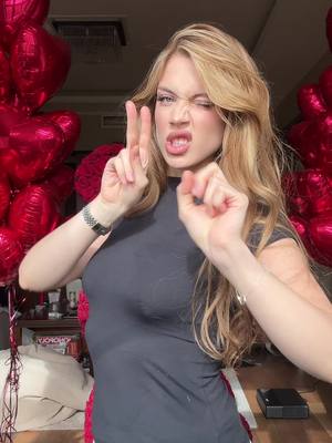 A post by @akyuliychfan0003 on TikTok caption: Переиграл акулу? 