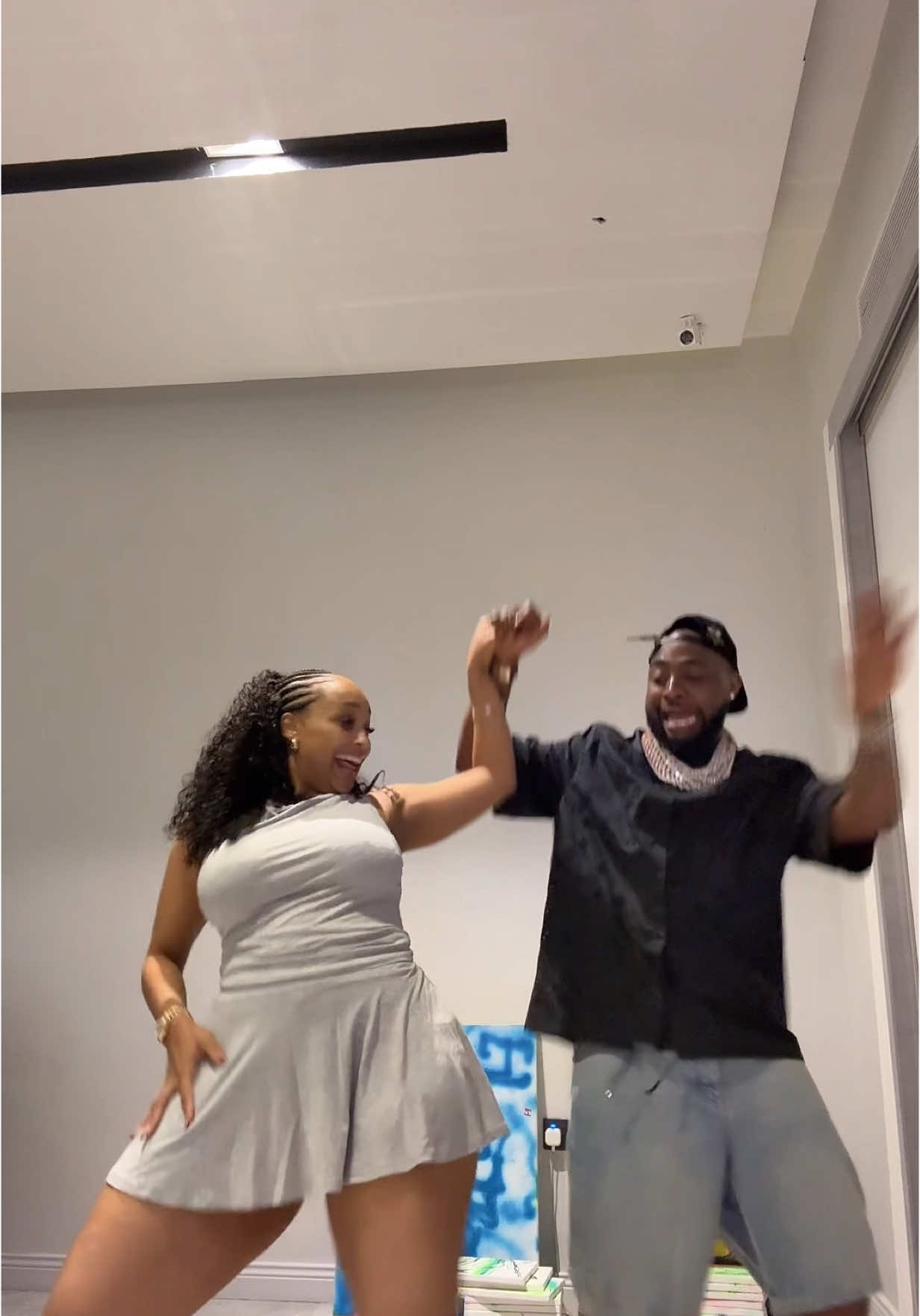 A post by @davido on TikTok caption: Izz gettin cold!!!!! ❄️❄️❄️❄️5️⃣