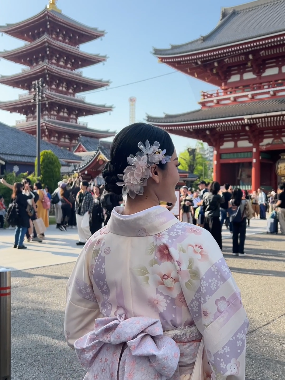 A post by @payengxalor1 on TikTok caption: ✨ເອົາວີດີໂອ ນຸ່ງຊຸດ Kimono ມາຝາກເດີ ທີ່ວັດ ເຊັນໂຊຈິ (Sensoji) ທີ່ #tokyo. ————————— —————————  #payengxalor #missuniverseLaos2022 #sensojitemple #ComproDoPequeno 
