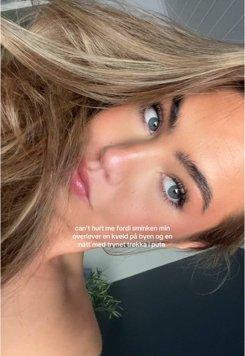A post by @odaoera on TikTok caption: helt ålreit å våkne ferdigsminka idag egt