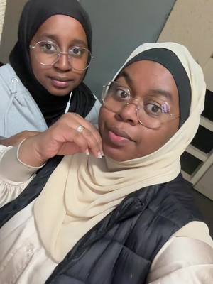 A post by @mounamousli on TikTok caption: Haya montrez-vous sans filtre et enlevez aussi le lissage du visage lol 😂 
