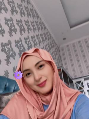 A post by @dellapuspita79 on TikTok caption: goyang oleng namanya 🥳