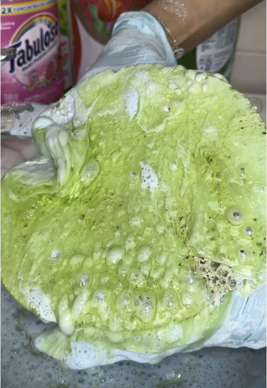 A post by @cleaningleo on TikTok caption: THIS SMELLED SOOOO GOOD 😩💦💦 #sinkclean #asmrsounds #spongesqueezing #cleantok #pasteoverload #fypシ 