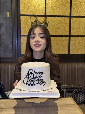 A post by @iamferv on TikTok caption: feliz cumpleaños a mi 🌸